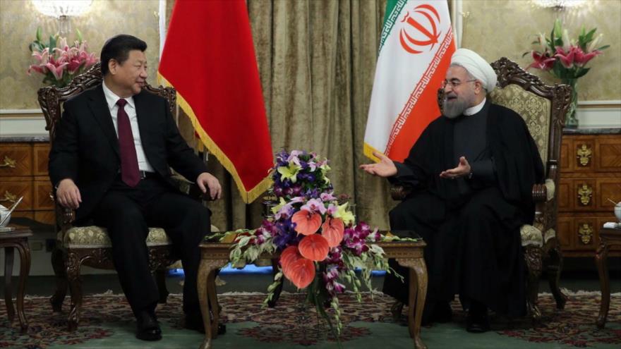 El presidente chino, Xi Jinping (izq.), y su par iraní, Hasan Rohani, durante una reunión en Teherán, la capital persa. (Foto: Reuters)