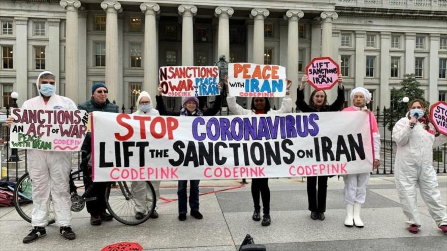 Activistas de la organización pacifista Code Pink piden el fin de las sanciones de EE.UU. contra Irán, en plena lucha del país contra el coronavirus.