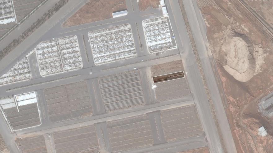 La imagen publicada por The Washington Post que supuestamente muestra fosas de las víctimas del coronavirus.