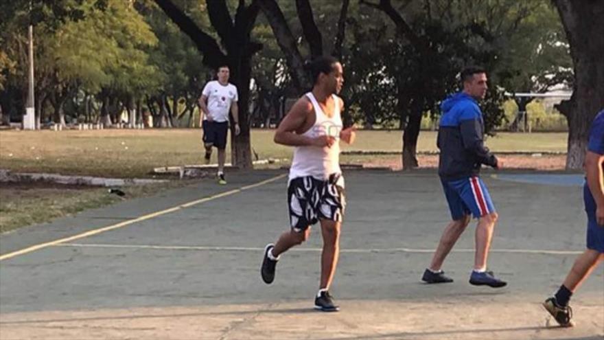 Vídeo: Ronaldinho juega como preso en Paraguay y marca 5 goles