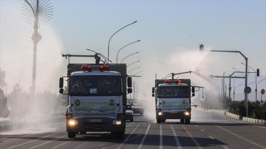 Los camiones del Ejército iraní desinfectan las calles de Qom, centro de Irán, con el fin de detener la propagación del coronavirus.