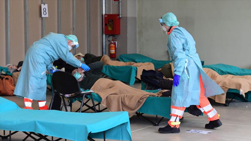 Personal de un hospital atiende a pacientes sospechosos de coronavirus en una estructura de emergencia temporal en Lombardía, Italia, 13 de marzo de 2020. (Foto: AFP)