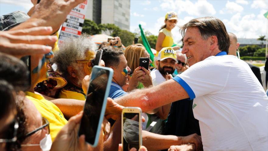 Pese a advertencias, Bolsonaro rompe aislamiento de coronavirus