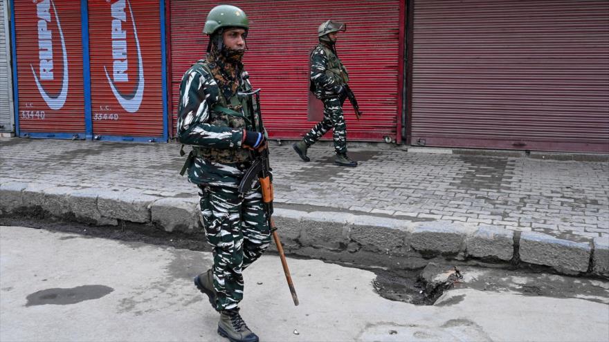 Fuerzas de seguridad indias vigilan las calles de Srinagar, en la región de Cachemira, durante una huelga, 11 de febrero de 2020. (Foto: AFP)