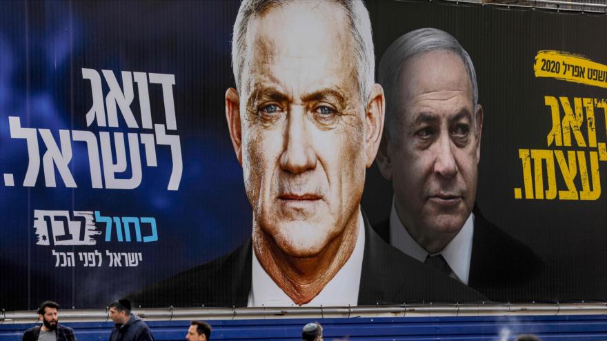 Un cartel electoral muestra las fotos del premier israelí, Benjamín Netanyahu, y su rival del partido Azul y Blanco, Benny Gantz, 1 de marzo de 2020.