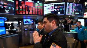 Bolsas y petróleo se hunden más por mayor propagación de COVID-19