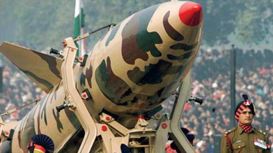 La India presenta sus armas nucleares.