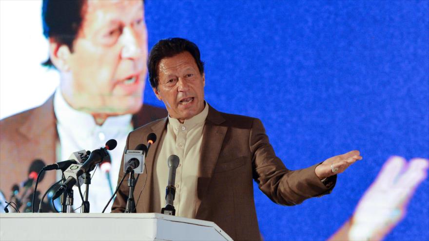 El premier de Paquistán, Imran Jan, ofrece un discurso en Islamabad, 17 de febrero de 2020. (Foto: AFP)