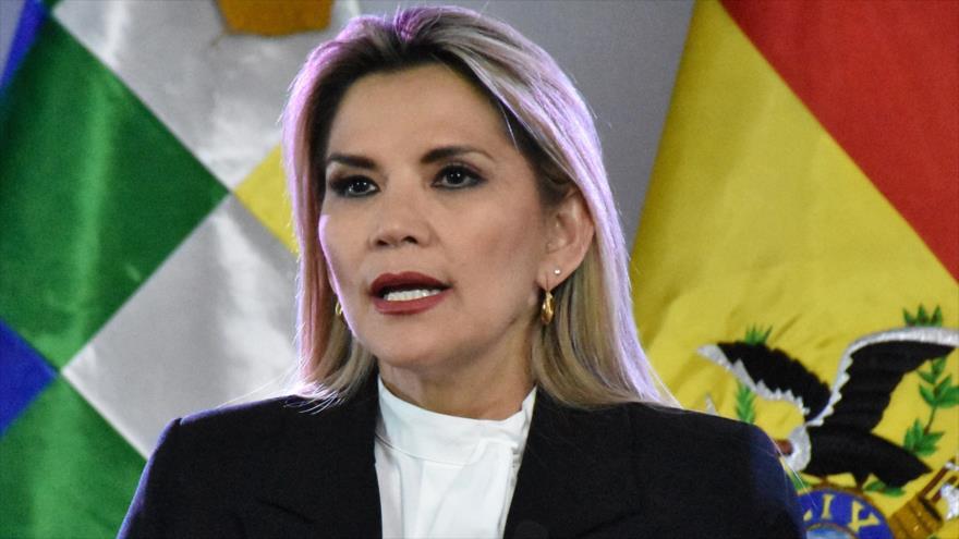 La presidenta de facto de Bolivia, Jeanine Áñez, habla en una reunión en La Paz (capital administrativa boliviana), 17 de marzo de 2020. (Foto: AFP)