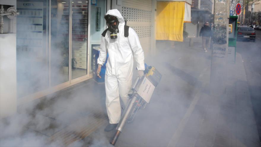 Un bombero iraní desinfecta una calle en Teherán, la capital, en un intento por detener el brote del nuevo coronavirus, 13 de marzo de 2020. (Foto: AFP)