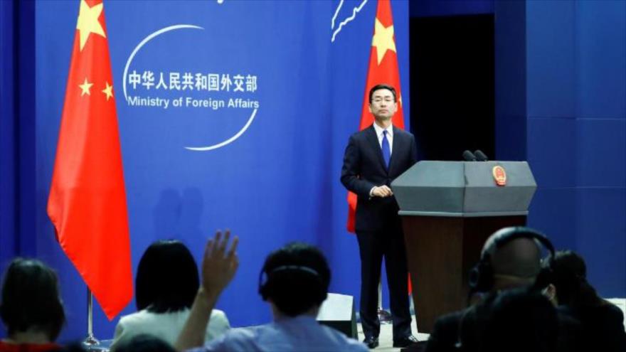 El portavoz de la Cancillería de China, Geng Shuang, durante una rueda de prensa en Pekín, capital, 18 de marzo de 2020. (Foto: Reuters)