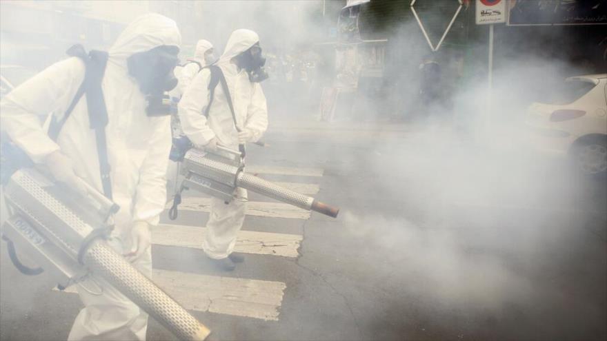 Bomberos iraníes desinfectan las calles en el sur de Teherán, la capital, para detener la propagación del coronavirus, 19 de marzo de 2020. (Foto: FARS)