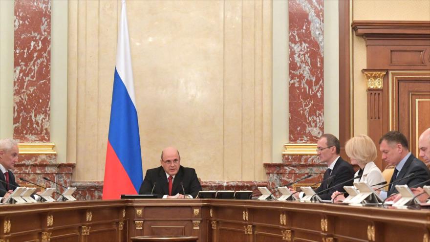 El primer ministro ruso, Mijaíl Mishustin (centro), preside una reunión del Gabinete en Moscú, 19 de marzo de 2020. (Foto: AFP)