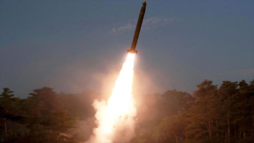 Lanzamiento de un misil en un lugar desconocido en Corea del Norte, 9 de marzo de 2020. (Foto: AFP)