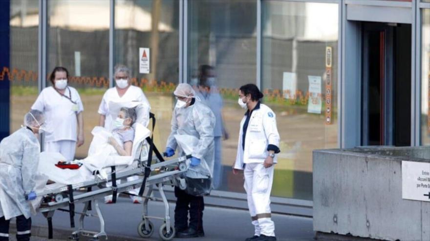 Personal médico ingresa a un paciente, diagnosticado con COVID-19, en un hospital de España.