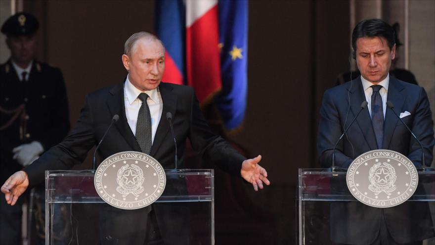 El presidente ruso, Vladimir Putin (izq.), y el premier italiano, Giuseppe Conte, ofrecen una rueda de prensa, Roma, 4 de julio de 2019. (Foto: AFP)