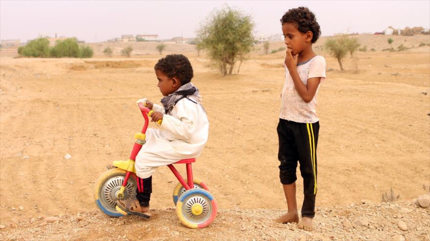 Dos niños yemeníes juegan en la provincia de Hajjah, en el norte de Yemen, 1 de abril de 2019. (Foto: AFP)
