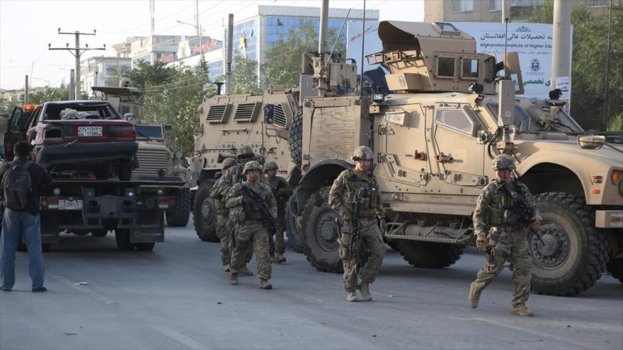 Soldados estadounidenses llegan al lugar de un ataque suicida en el centro de Kabul, capital de Afganistán, 22 de agosto de 2015.