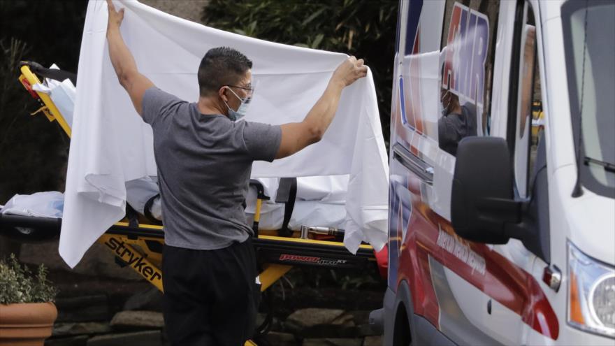 Traslado de una persona con síntomas del COVID-19 a un hospital en EE.UU.