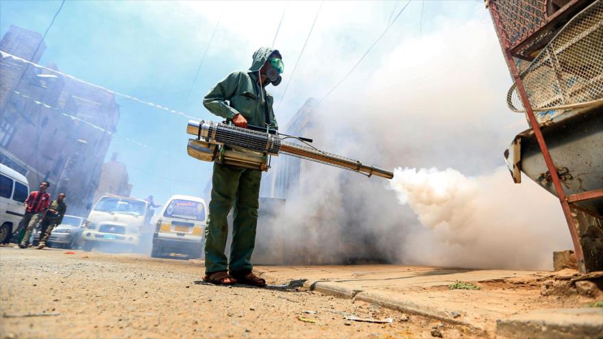 Un trabajador yemení desinfecta calles ante la propagación del COVID-19, Saná, capital, 23 de marzo de 2020. (Foto: AFP)