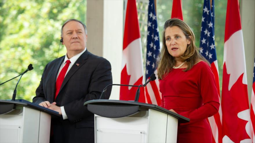 El secretario de Estado de EE.UU., Mike Pompeo, y viceprimera ministra de Canadá, Chrystia Freeland, 22 de agosto de 2019, en Ottawa. (Foto: AFP)