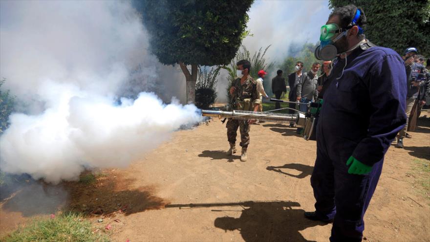 Un trabajador yemení desinfecta calles ante la propagación del COVID-19, Saná, capital, 23 de marzo de 2020. (Foto: AFP)