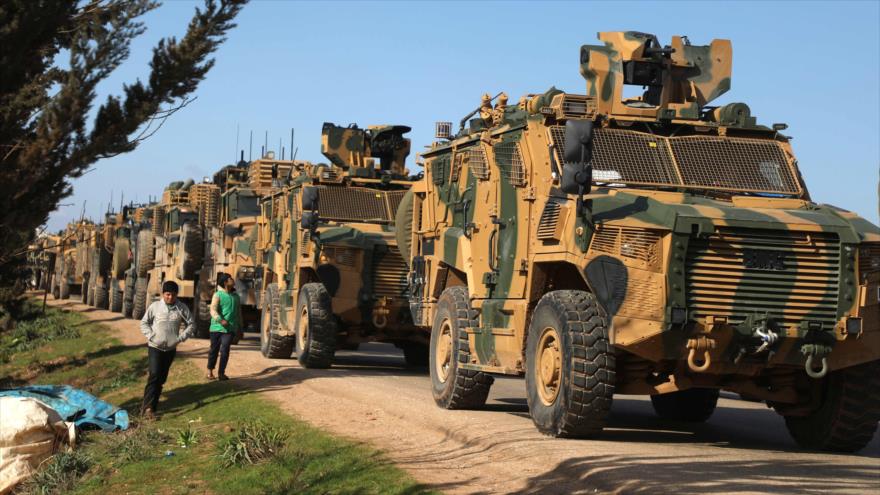 Un convoy militar del Ejército turco desplegado cerca de la localidad de Bab al-Hawa, en la provincia siria de Idlib, 2 de marzo de 2020. (Foto: AFP)
