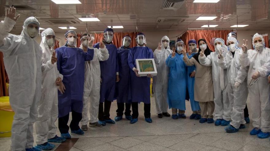 Personal médico de un hospital en Teherán, capital iraní, muestran su firme lucha contra el brote del COVID-19, 28 de marzo de 2020. (Foto: Fars News)