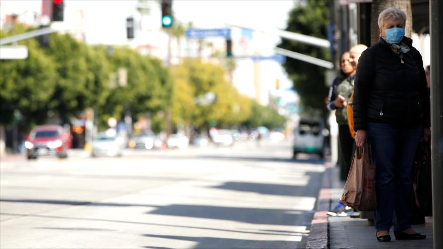 Una persona se protege con una mascarilla ante el coronavirus (COVID-19) en Los Ángeles, California, EE.UU., 18 de marzo de 2020. (Foto: Reuters)