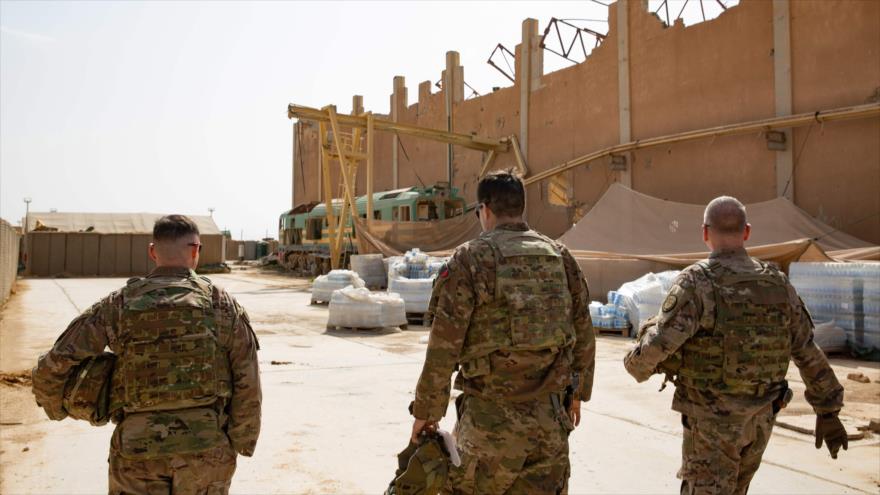 Generales estadounidenses visitan su base en Al-Qaim, oeste de Irak, mientras soldados se preparan para su reubicación, 17 de marzo de 2020. (Foto: AFP)
