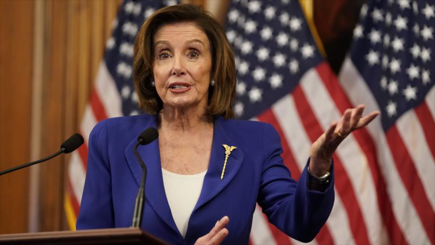 La presidenta de la Cámara de Representantes de EE.UU., Nancy Pelosi, habla en el Congreso, 27 de marzo de 2020. (Foto: AFP)