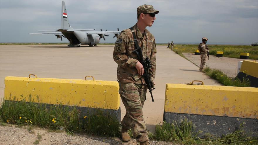 Un soldado estadounidense camina en la base aérea Al-Qayyarah, en la provincia iraquí de Nínive, 26 de marzo de 2020. (Foto: AFP)