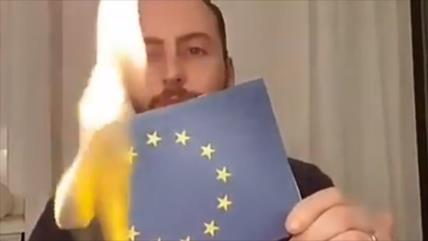 Vídeo: Italianos queman bandera de UE por respuesta al COVID-19