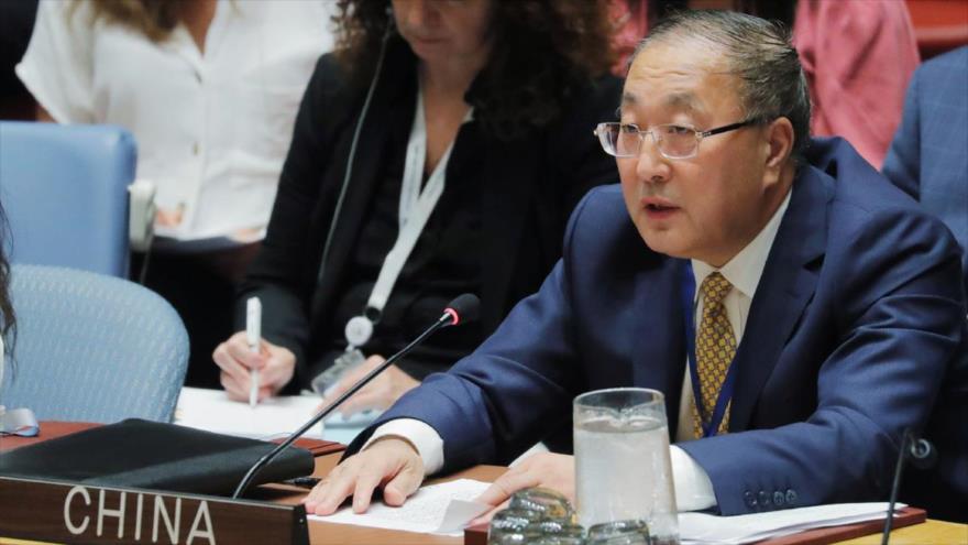 El representante permanente de China ante la ONU, Zhang Jun, habla durante una reunión del Consejo de Seguridad, 20 de agosto de 2019.