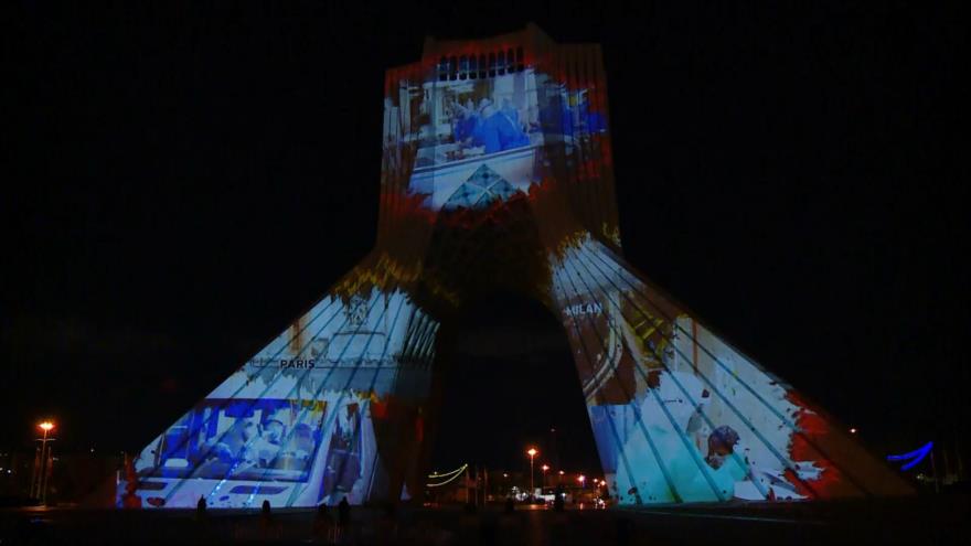 Torre Azadi de Teherán se ilumina en solidaridad contra COVID-19