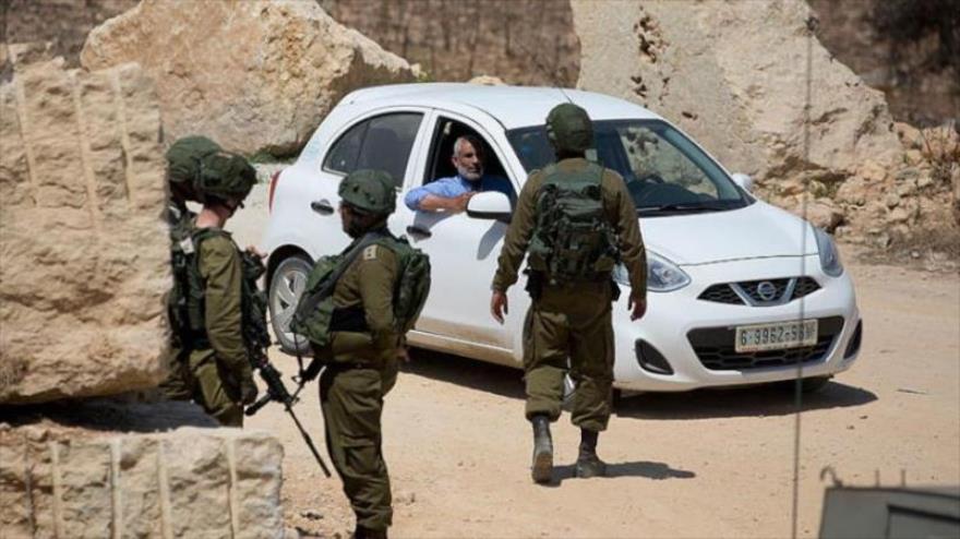 Fuerzas israelíes registran vehículos en el oeste de Ramalá, norte de la Cisjordania ocupada. (Foto: AP)