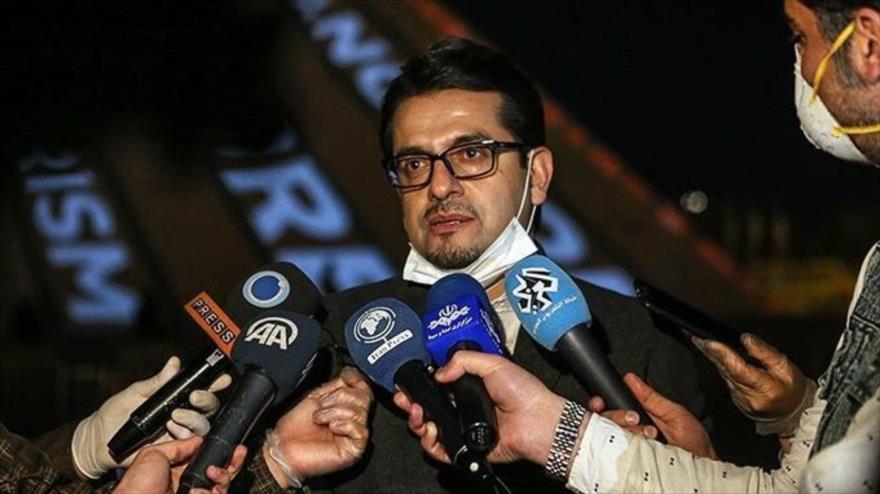 El portavoz de la Cancillería de Irán, Seyed Abás Musavi, habla con la prensa en el margen de su visita a la torre Azadi, Teherán, la capital. 31 de marzo de 2020.