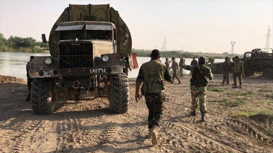 Soldados del Ejército sirio cerca del río de Éufrates cerca de la ciudad de Deir Ezzor (este).