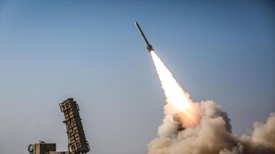 Un misil lanzado durante las maniobras ‘Defensores del Cielo de Velayat 98’ en el centro de Irán, noviembre de 2019. (Foto: Defa Press)