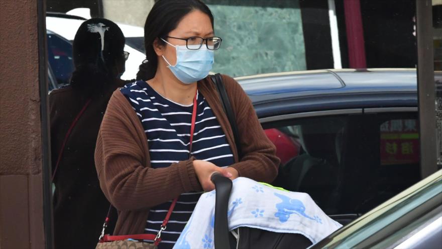 Una mujer sostiene a su bebé en Monterey Park, en el estado estadounidense de California, 17 de marzo de 2020. (Foto: AFP)