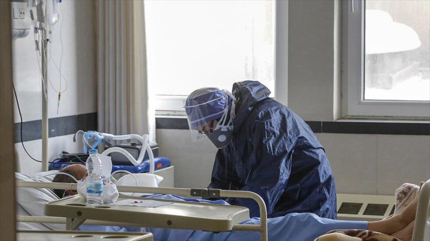 Una enfermera atiende a un paciente afectado por coronavirus en un hospital de Teherán, capital iraní, 28 de marzo de 2020. (Foto: IRNA)