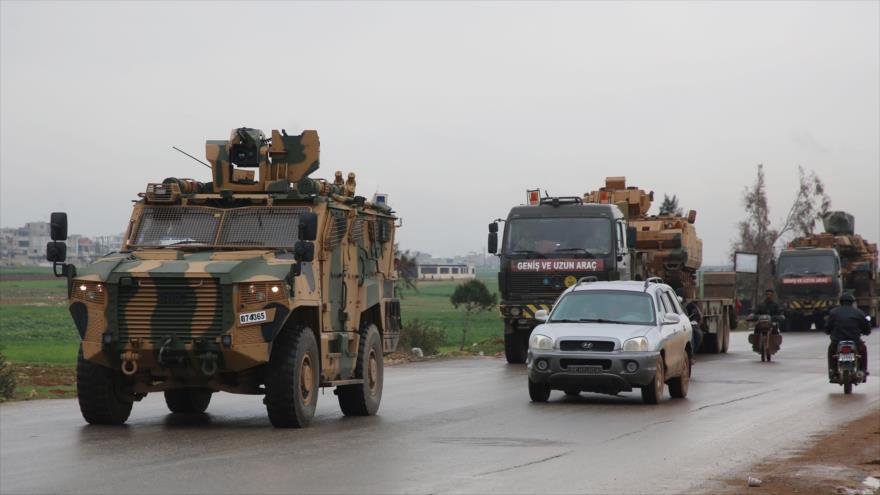 Un convoy militar turco en una carretera que une Idlib con el cruce fronterizo sirio Bab Al-Hawa, 31 de marzo de 2020. (Foto: AFP)