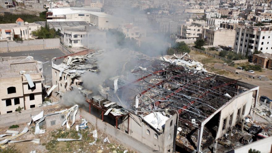 El humo se eleva de un edificio tras el bombardeo de los aviones de guerra saudíes en Saná, capital de Yemen.