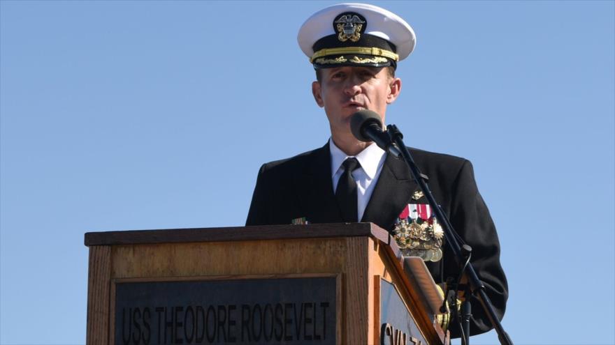 Brett Crozier, capitán de portaviones USS Theodore Roosevelt, habla con la tripulación de la nave, California, 1 de noviembre de 2019. (Foto: AFP)