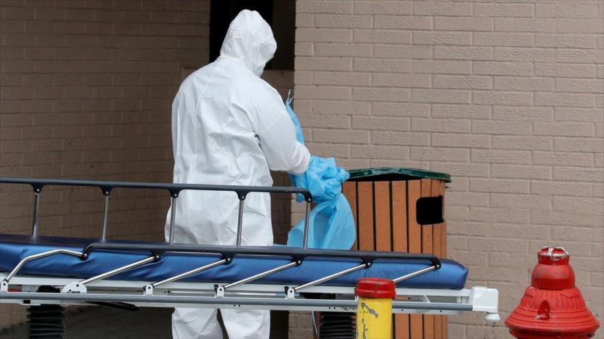 Personal sanitario desecha equipo de protección fuera del Centro Médico Wyckoff Heights durante el brote del coronavirus en Nueva York, 2 de abril de 2020, (Foto: Reuters)