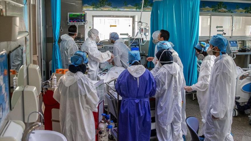 Personal médico de un hospital en Teherán, capital de Irán, intenta ayudar a un contagiado por el COVID-19, 24 de marzo de 2020. (Foto: Fars)