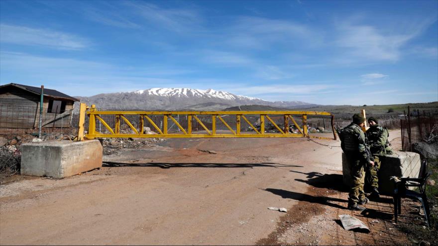 Fuerzas israelíes bloquean una carretera que conduce a la frontera siria en los ocupados altos del Golán, 5 de marzo de 2020. (Foto: AFP)
