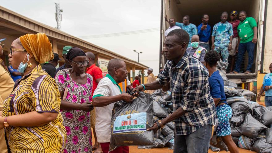 Funcionarios entregan bolsas de alimentos en Lagos, Nigeria, 1 de abril de 2020. (Foto: AFP)