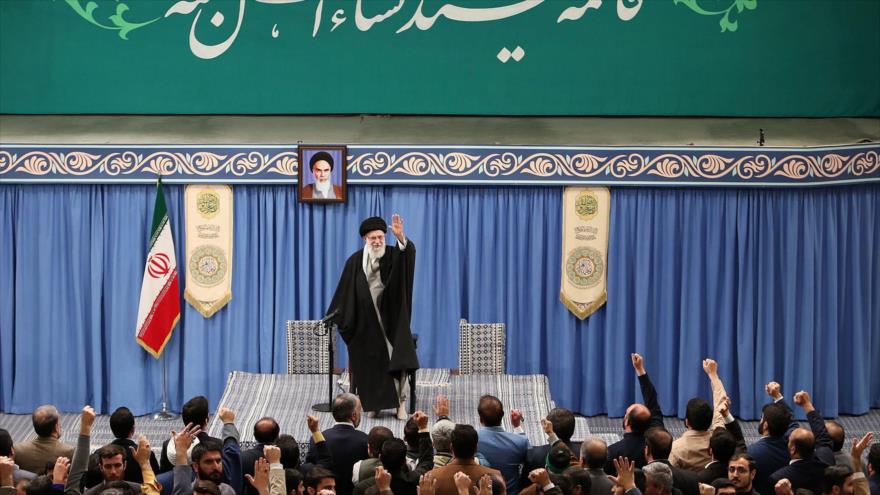 El Líder de Irán, el ayatolá Seyed Ali Jamenei, en una reunión en Teherán, 15 de febrero de 2020. (Foto: AFP)