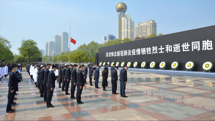 Vídeo: Chinos se detienen en homenaje a las víctimas del COVID-19